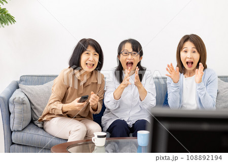 テレビ観戦 応援 興奮 テレビ観戦 応援 興奮 108892194