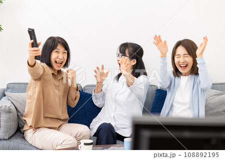 テレビ観戦 応援 興奮 テレビ観戦 応援 興奮 108892195