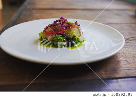昆布締めの鯛、ブドウ、みゅうがピクルス前菜 108892395
