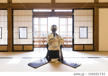 成人式前撮りイメージ 女性着物姿 成人式前撮りイメージ 女性着物姿 108892742