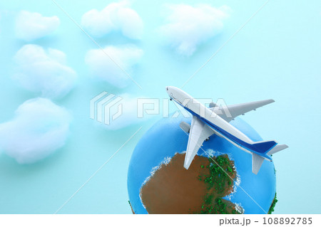 地球儀の上に浮かぶ飛行機の模型 108892785