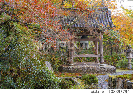 京都大原　紅葉が美しい勝林院鐘楼 108892794