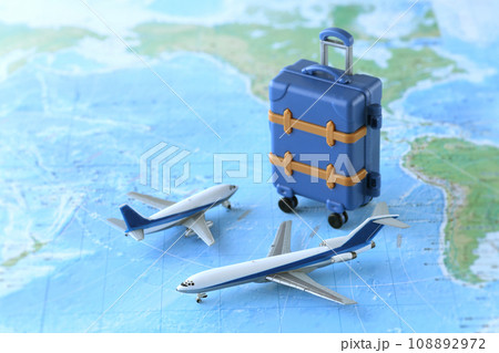海外旅行に出発する飛行機の模型と世界地図 108892972