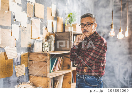 かっこいいシニア世代の男性：肖像 108893069