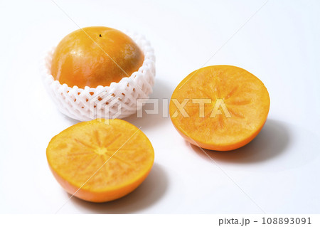 カットした富有柿の白背景素材 108893091