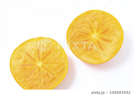 カットした富有柿の白背景素材 108893092