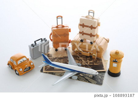 旅行に出かけるスーツケースや飛行機の模型を使った旅のイメージ 旅行に出かけるスーツケースや飛行機の模型を使った旅のイメージ 108893187