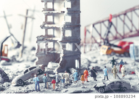 災害や戦争で破壊された街と彷徨う人々のジオラマ風景 災害や戦争で破壊された街と彷徨う人々のジオラマ風景 108893234