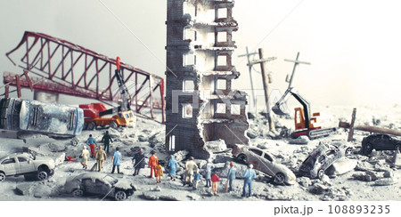 災害や戦争で破壊された街と彷徨う人々のジオラマ風景 災害や戦争で破壊された街と彷徨う人々のジオラマ風景 108893235