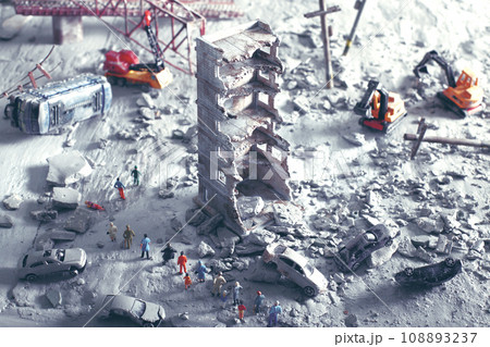 災害や戦争で破壊された街と彷徨う人々のジオラマ風景 災害や戦争で破壊された街と彷徨う人々のジオラマ風景 108893237