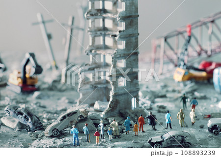 災害や戦争で破壊された街と彷徨う人々のジオラマ風景 108893239
