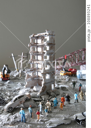 災害や戦争で破壊された街と彷徨う人々のジオラマ風景 災害や戦争で破壊された街と彷徨う人々のジオラマ風景 108893241