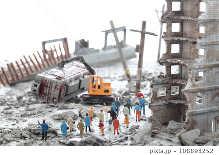 災害や戦争で破壊された街と彷徨う人々のジオラマ風景 災害や戦争で破壊された街と彷徨う人々のジオラマ風景 108893252