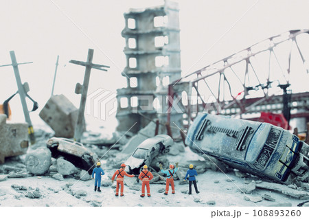 災害や戦争で破壊された街と彷徨う人々のジオラマ風景 108893260