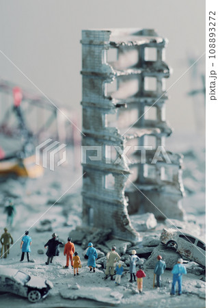 災害や戦争で破壊された街と彷徨う人々のジオラマ風景 災害や戦争で破壊された街と彷徨う人々のジオラマ風景 108893272