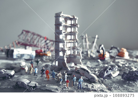 災害や戦争で破壊された街と彷徨う人々のジオラマ風景 108893275