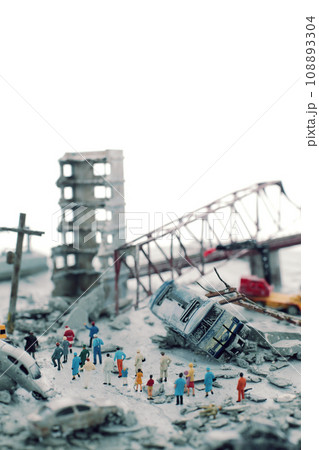 災害や戦争で破壊された街と彷徨う人々のジオラマ風景 災害や戦争で破壊された街と彷徨う人々のジオラマ風景 108893304