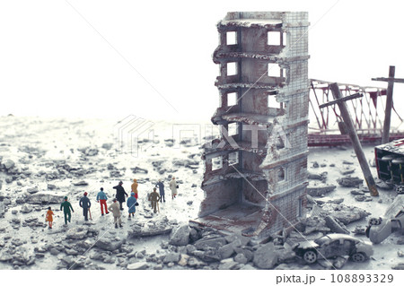 災害や戦争で破壊された街と彷徨う人々のジオラマ風景 108893329
