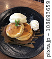 スキレットに盛り付けられたパンケーキ 108893659