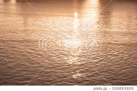 夕暮れ時の湾の景色 夕暮れ時の湾の景色 108893808