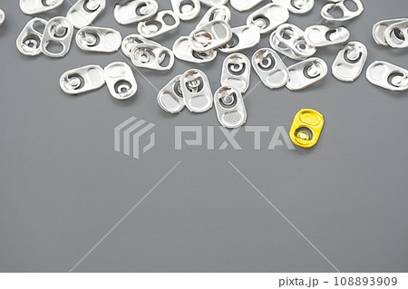 Rings pull tub opener of soda or beer can layout. 108893909