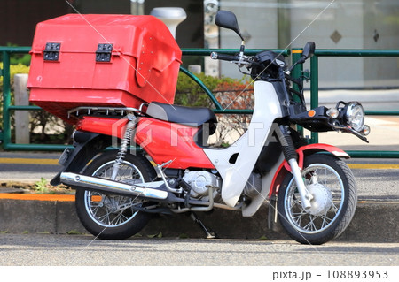 郵便配達のバイク　イメージ 108893953
