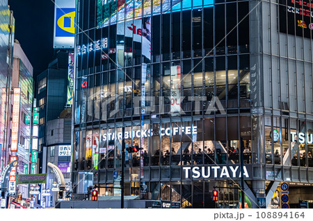 渋谷 スクランブル交差点の夜景 108894164