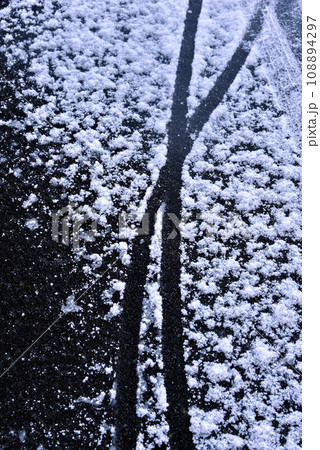 雪の路上についた自転車の轍 雪の路上についた自転車の轍 108894297