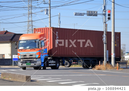 左折中のトレーラー イメージ 左折中のトレーラー イメージ 108894421