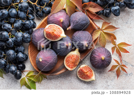Fresh ripe figs and dark grapes Fresh ripe figs and dark grapes 108894928