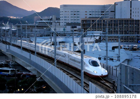 長崎駅を出発するメイクアップかもめ 長崎駅を出発するメイクアップかもめ 108895178