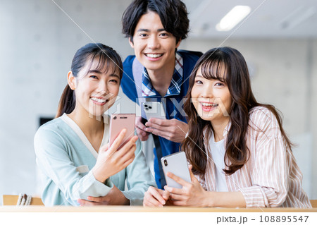 スマホを見る大学生 スマホを見る大学生 108895547