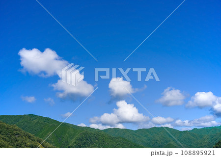 【風景・背景素材】夏空と夏山 108895921