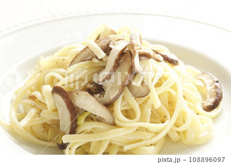 椎茸のマスカルポーネチーズリングイネ 108896097