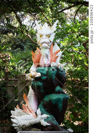 神社にある龍のオブジェ 神社にある龍のオブジェ 108896422
