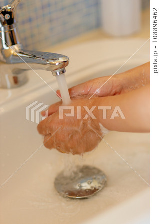 感染予防のための日常の手洗い励行 感染予防のための日常の手洗い励行 108896462