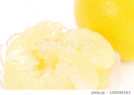 土佐文旦　剥いた果実　デザート　大きい柑橘類　明るい背景 108896563