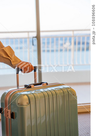 旅先のホテルに持参した大き目のスーツケース 旅先のホテルに持参した大き目のスーツケース 108896606