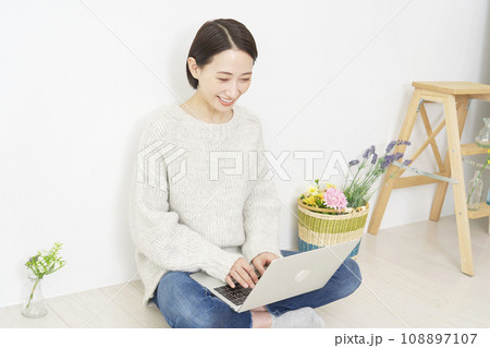 リビングでノートパソコンを使う女性 108897107