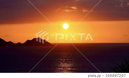 沖縄県慶良間諸島阿嘉島の天城展望台から見た夕焼けと久場島 108897207