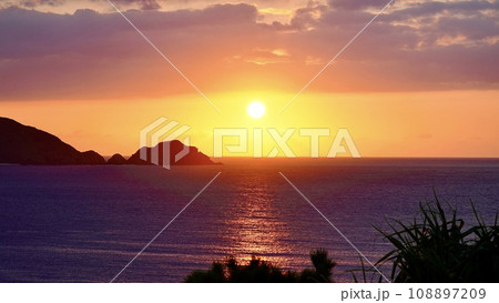 沖縄県慶良間諸島阿嘉島の天城展望台から見た夕焼けと久場島 沖縄県慶良間諸島阿嘉島の天城展望台から見た夕焼けと久場島 108897209