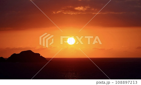 沖縄県慶良間諸島阿嘉島の天城展望台から見た夕焼けと久場島 沖縄県慶良間諸島阿嘉島の天城展望台から見た夕焼けと久場島 108897213