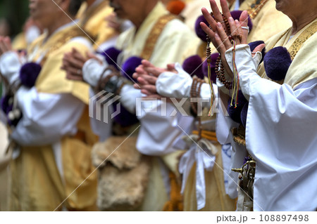 採燈大護摩　修験者の祈りの風景 108897498