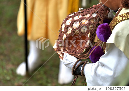 採燈大護摩 法螺貝を吹く修験者 採燈大護摩 法螺貝を吹く修験者 108897503