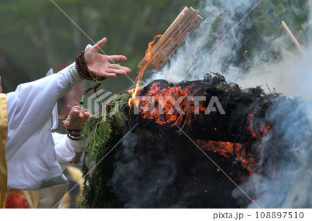 採燈大護摩 護摩木を投げ入れる修験者の手元 採燈大護摩 護摩木を投げ入れる修験者の手元 108897510