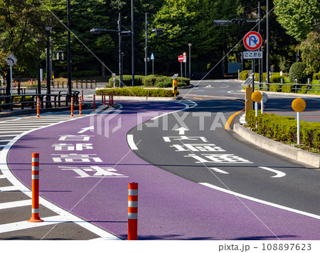 方面別に路面が色分けされた車道（東京都千代田区・代官町通り） 108897623