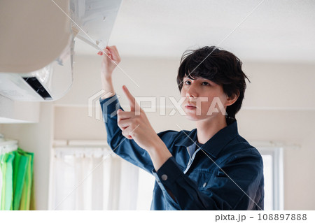 エアコンの点検をする男性 108897888