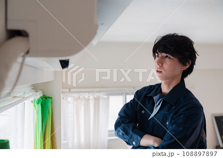 エアコンの点検をする男性 108897897