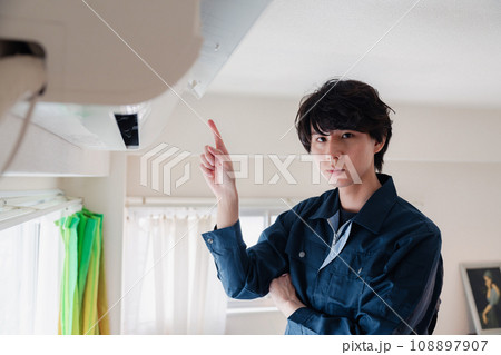 エアコンの点検をする男性 108897907