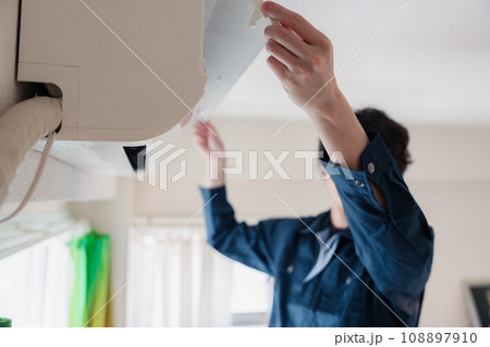 エアコンの点検をする男性 108897910